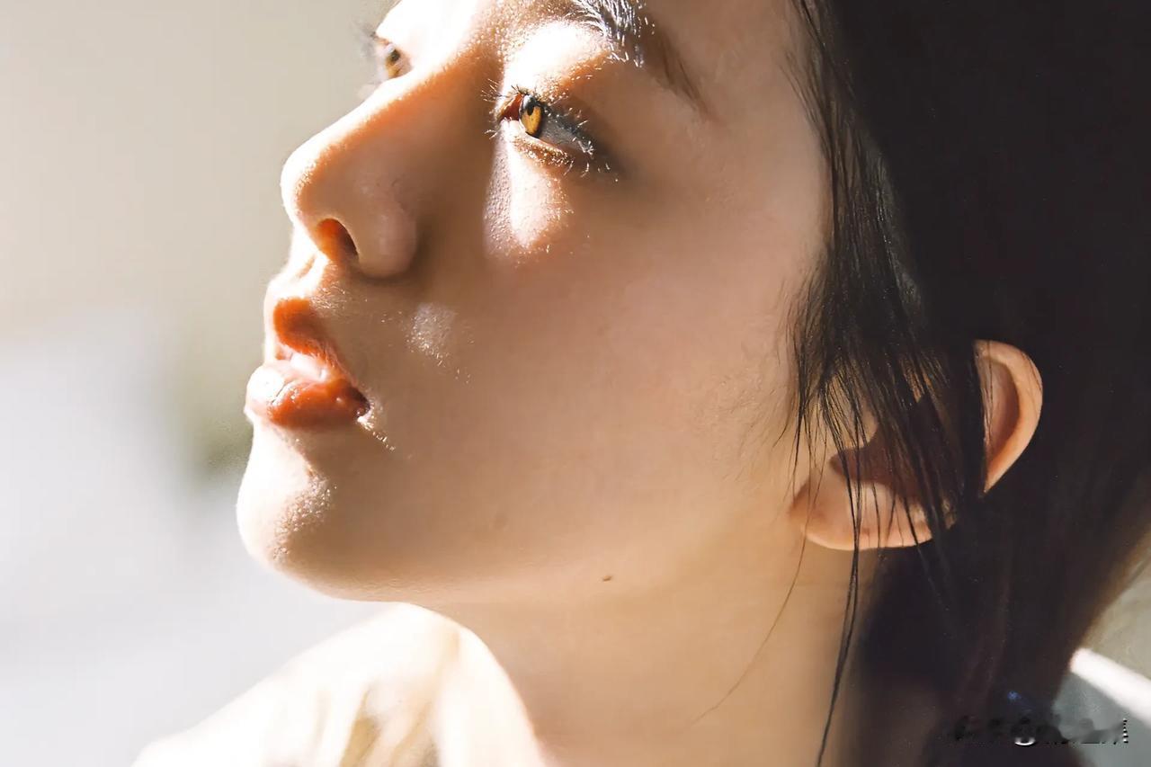 什么样的女人最有魅力值得喜欢？魅力可不是靠整容和撒娇。
长得好看只能惊艳一时，舒