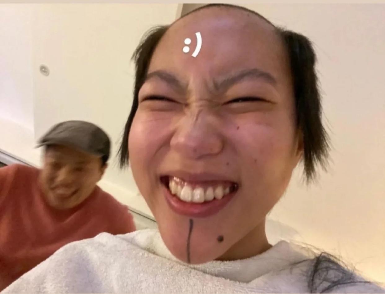 这孩子太逗了，
窦靖童应该是从小被给足了安全感，
如今才如此不畏惧别人的眼光。