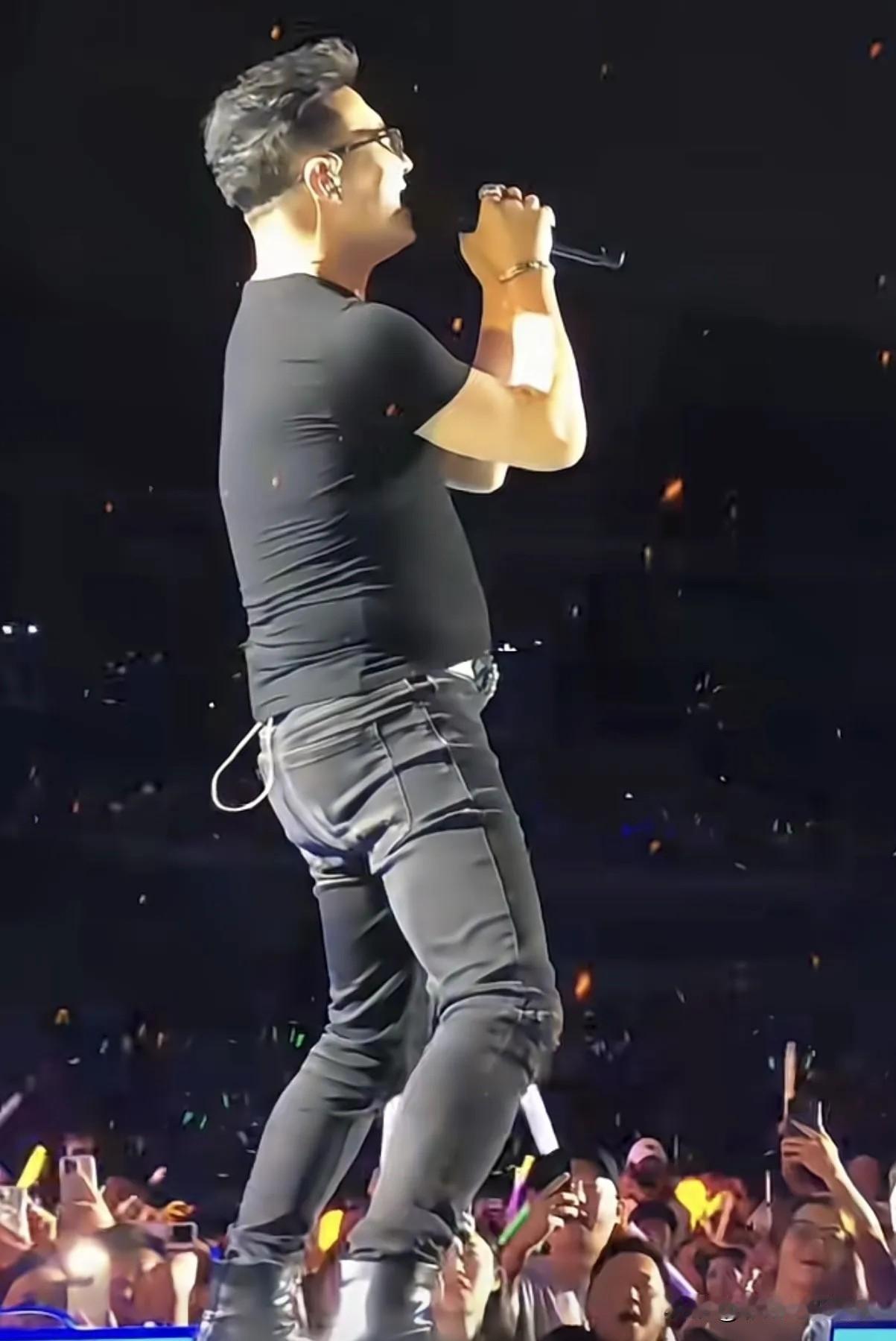 汪峰唱功越来越差，高音上不去还劈叉，曾经自夸自己是乐坛半壁江山，靠一首春天里就能