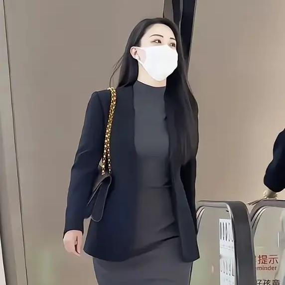 李主任火了，魅力四射， 是个多才多艺的女强人吧？
最近朋友们聚餐时，老提李主任，