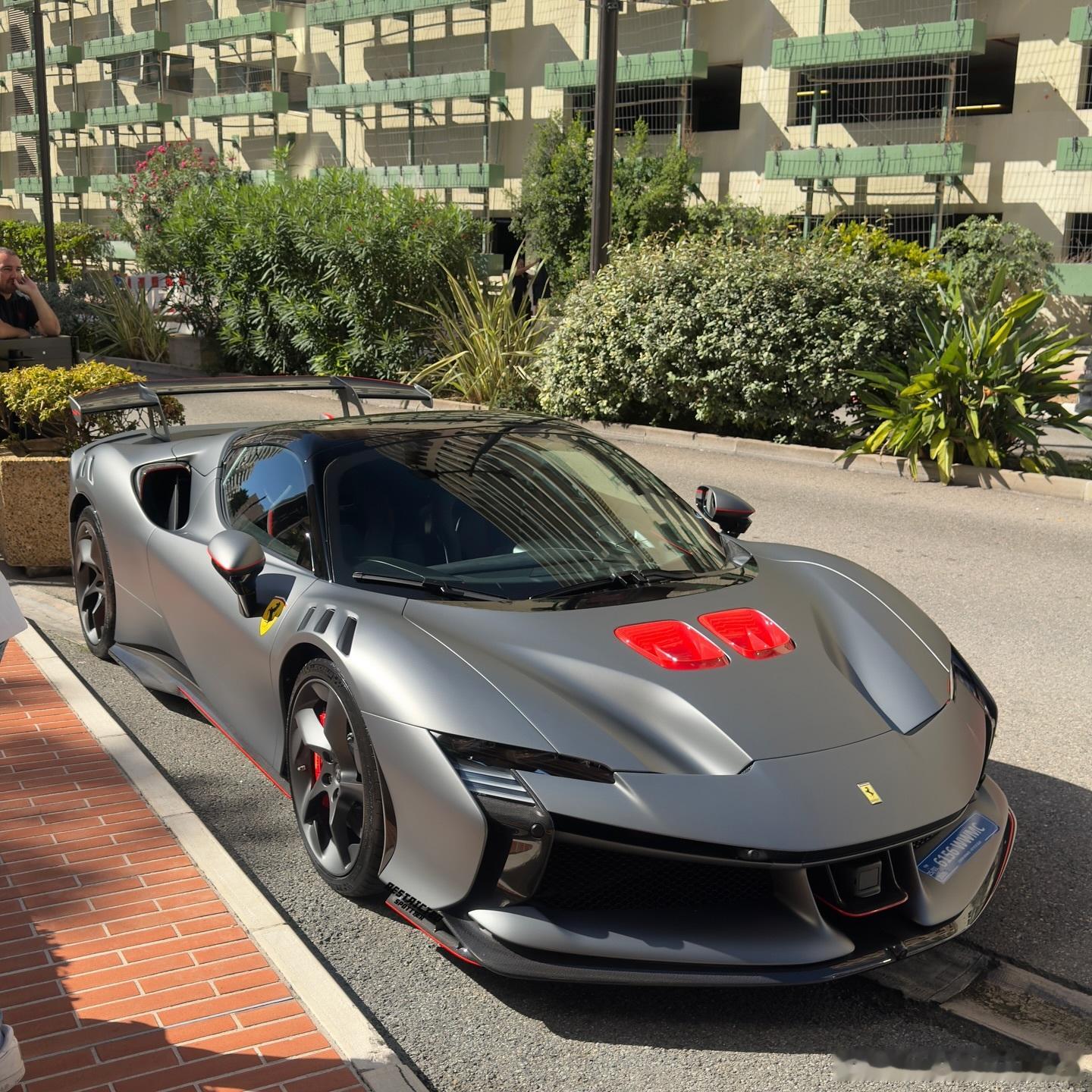 外观配色为Grigio Ferro Opaco，搭配Rosso Scuderia