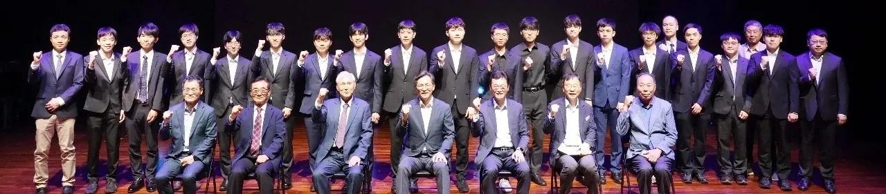 国手山脉杯围棋赛八强战快讯
    我国棋手王星昊通过激战中盘战胜日本棋手芝野虎