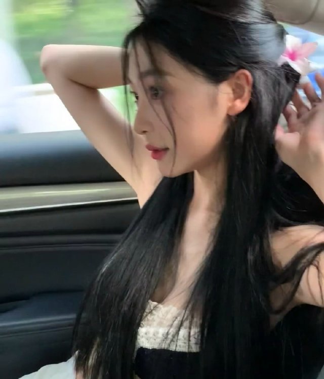 易梦玲侧面看好像baby啊，baby后继有人了。 ​​​