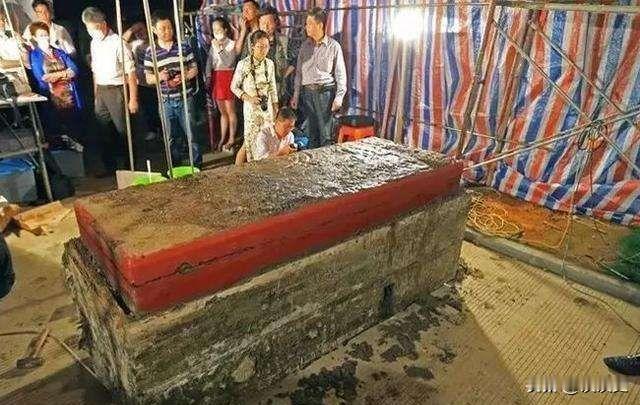 2016年，浙江黄岩一户杨姓兄弟给老爹翻盖老房，挖掘机挖到卧室下方突然挖不动了。