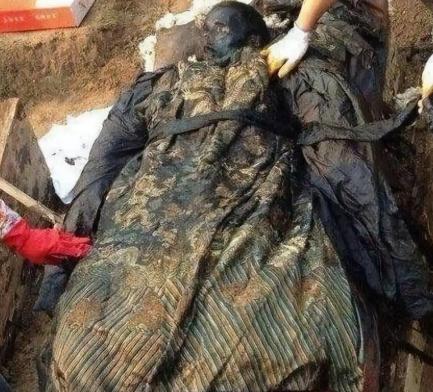 2006年5月，北京石景山玉泉路一处工地挖土时，工人碰到了一口清代棺椁。棺材打开