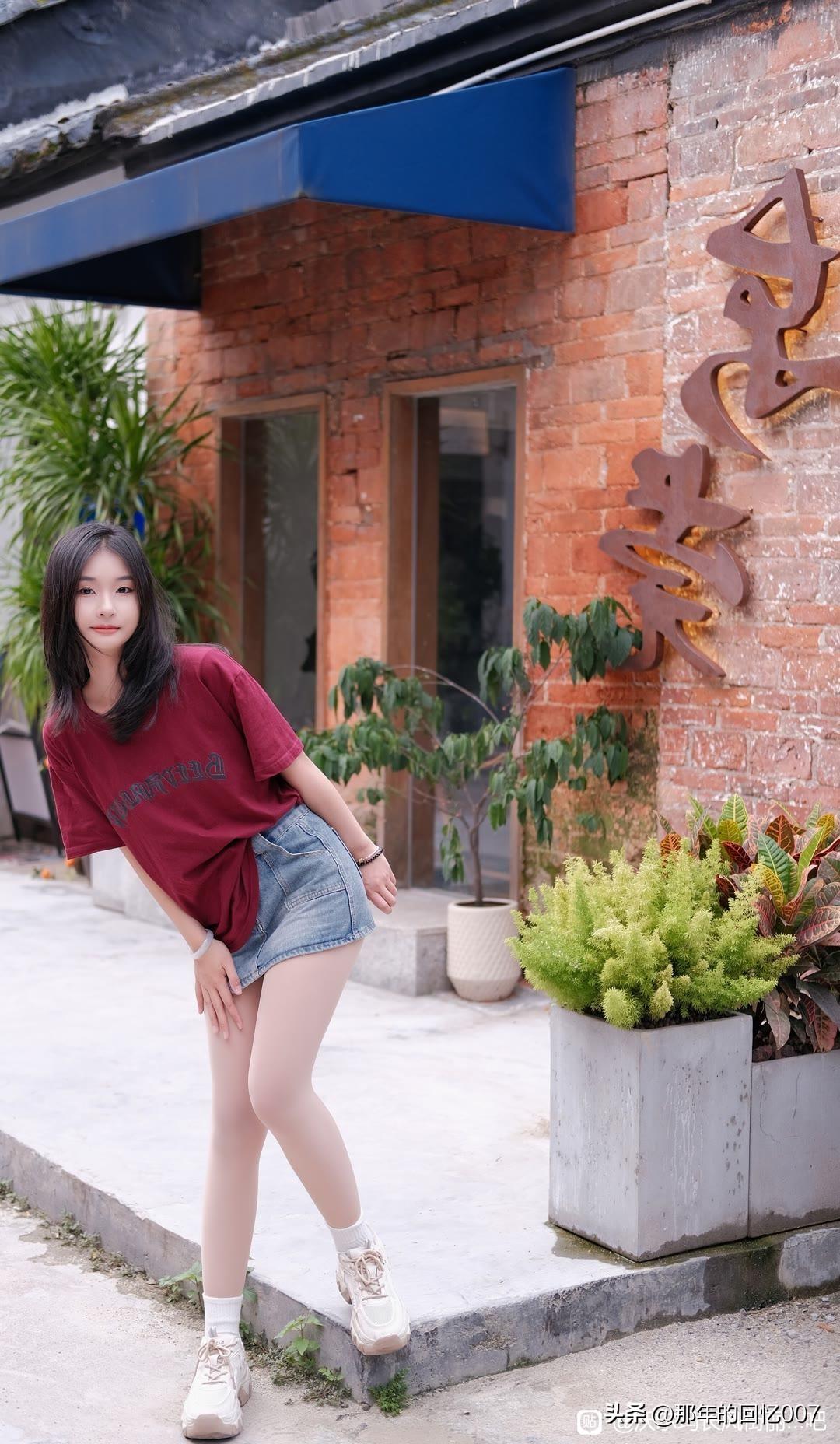 复古砖墙简直是拍照的宝藏背景！
粉白甜妹穿搭在红砖墙下，就像回到校园时光。泡泡袖