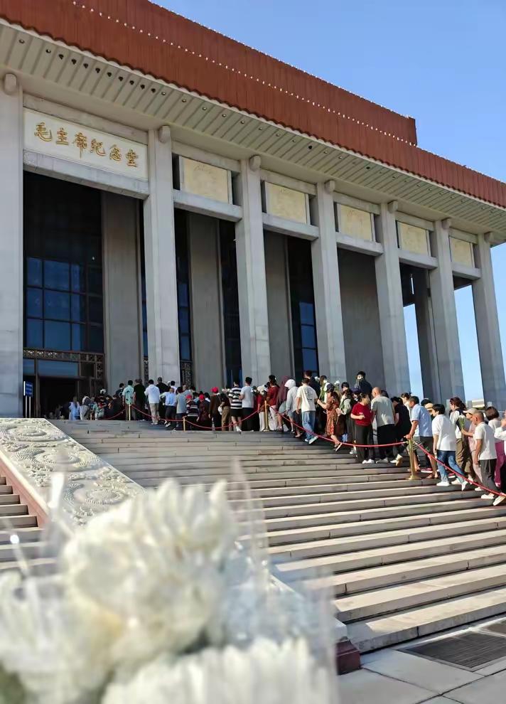 9月9日，估计今天到毛主席纪念堂瞻仰的人会特别多…
瞻仰纪念堂 伟人纪念堂