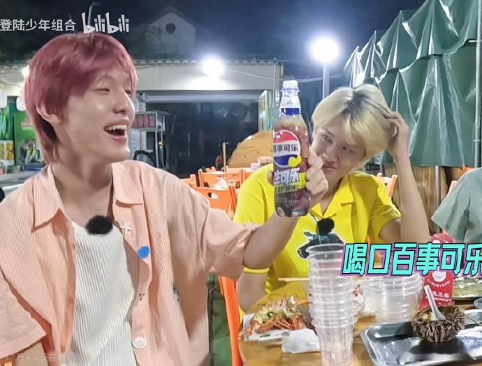 这个团综的糖太好嗑了！张极掀被子叫早的调皮模样，张泽禹帮拍的出片实力，两人的默契