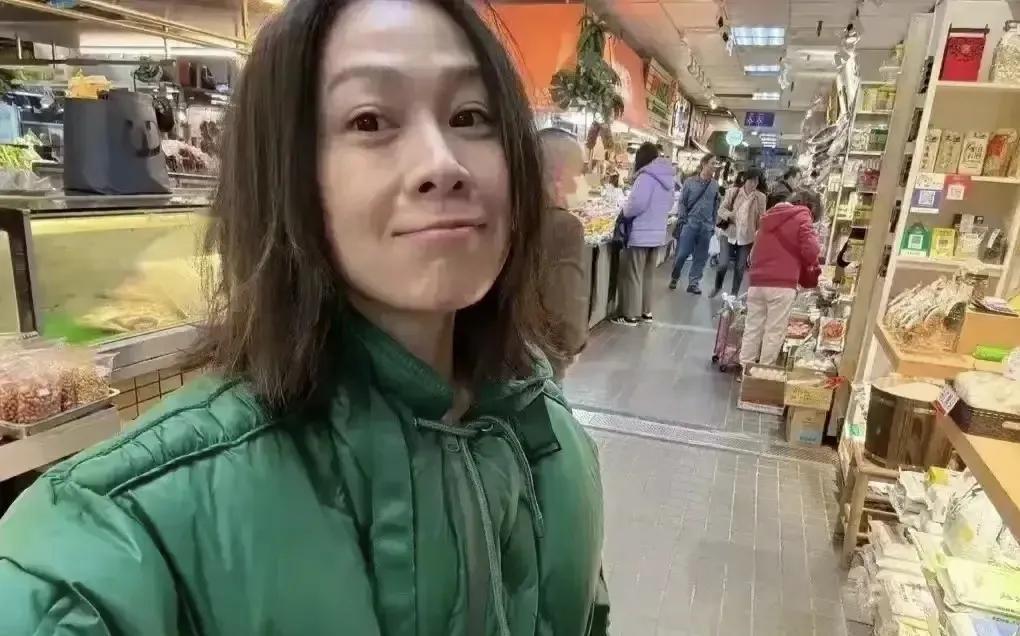 天啊，刘若英怎么老成这样了。差点没认出来……[捂脸][捂脸][捂脸]#娱乐# #
