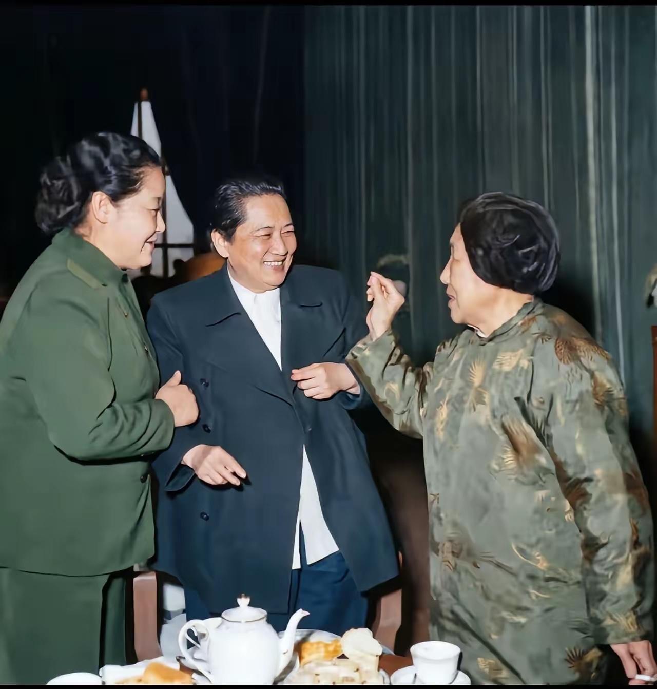 三位巾帼英雄，她们是谁，听说只有60以下才认识，能全部都叫出名字的，说明这个人很