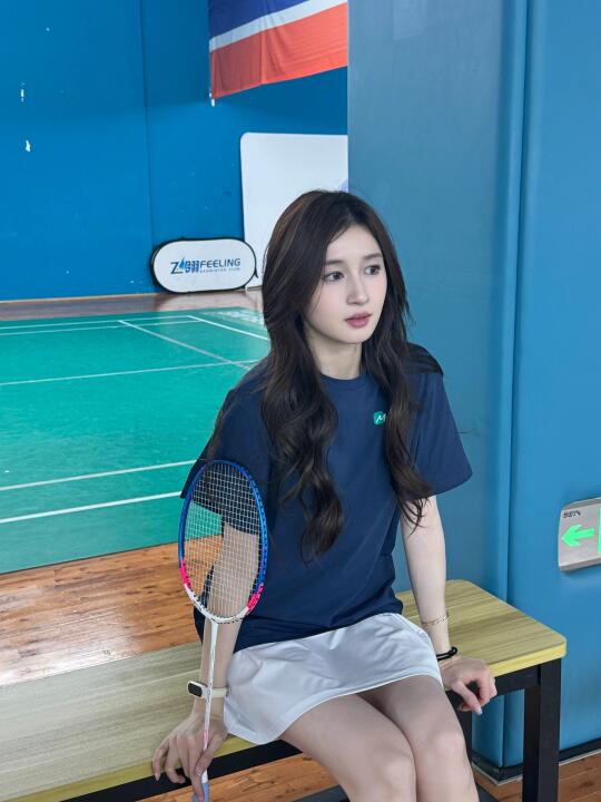 打个毛毛球 续命🏸