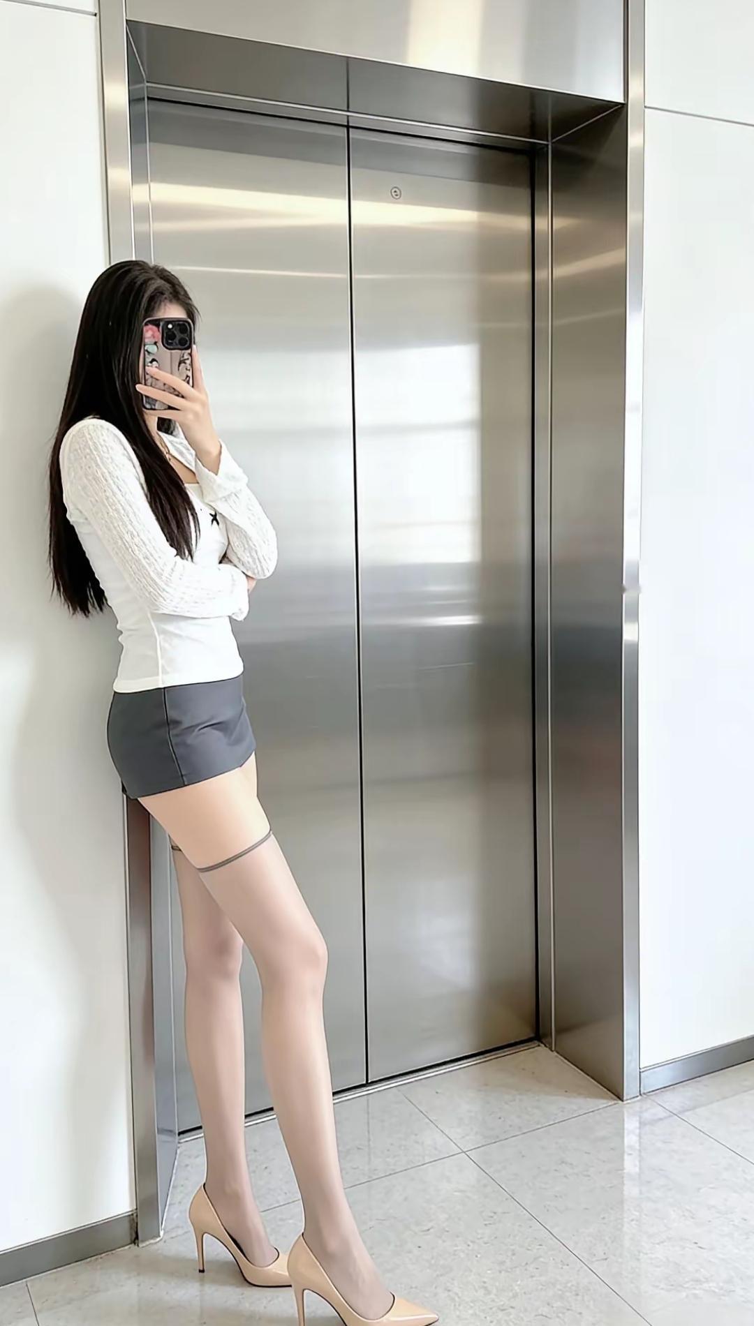 情字路上别迷茫
真心要给对的人
付出别求谁领情
自己开心才是真
爱到卑微没意义