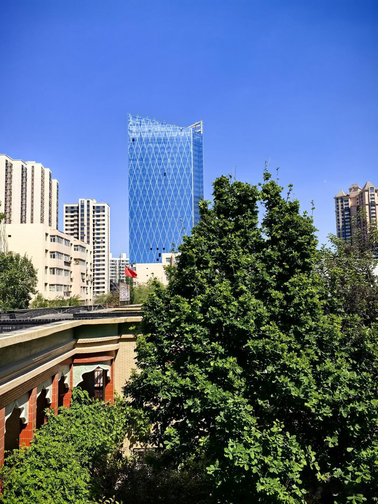 乌鲁木齐城市一角，绿色宜人。 城市风景线