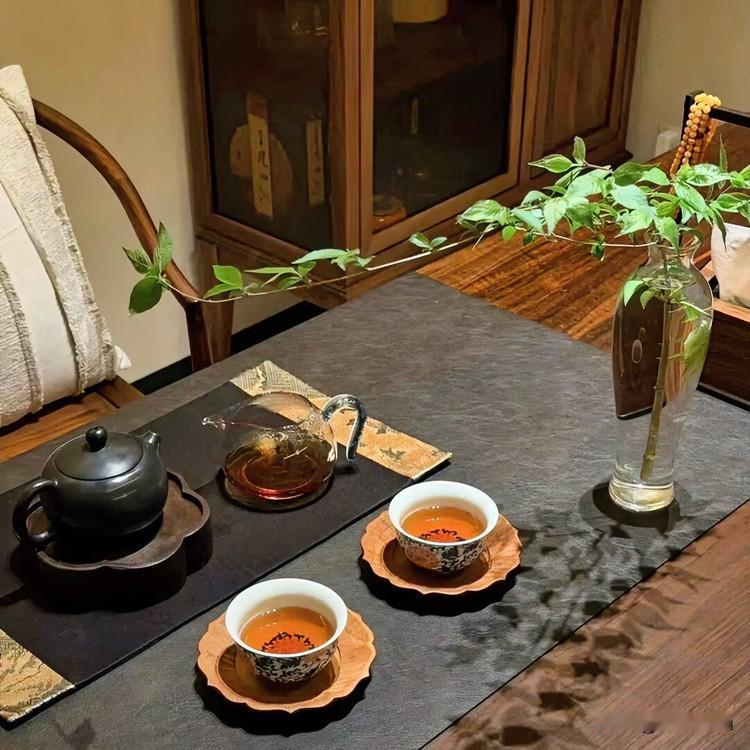 《茶砺真味·诗经变体》
于以取泉？于涧之畔。
于以燃薪？于室之暖。
沸水漫漫，茶