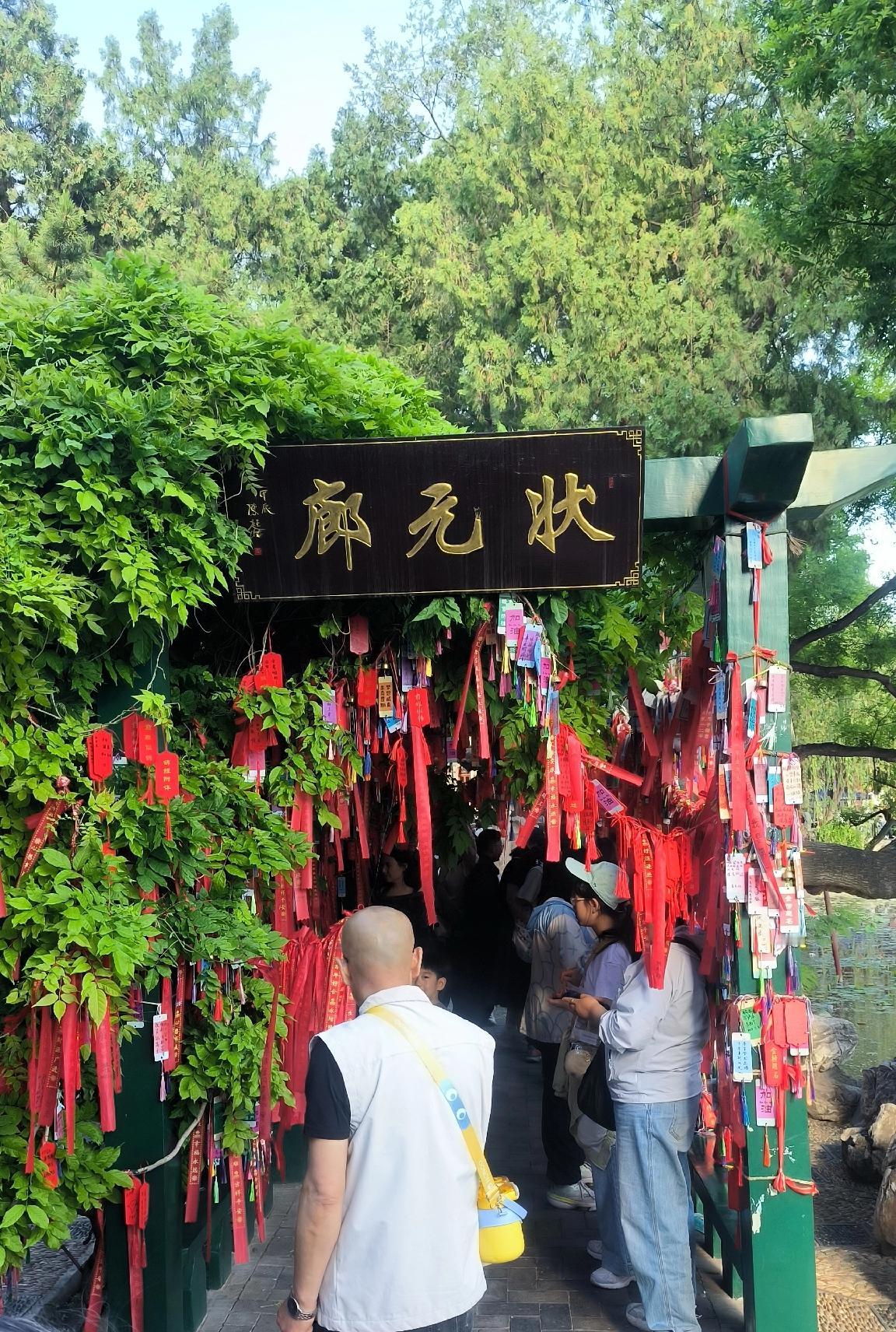 现在的孩子真可怜!连五一放个假都放不痛快。

邻居高一的孩子在三中就读，五一就放