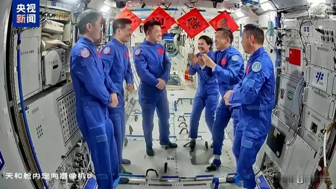 七律•《致航天英雄》
首发原创/刘忠学
秋高气爽望天寻，航天英雄已凌云。
乘着神