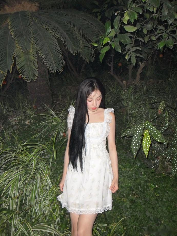 #宋雨琦七夕六宫格##宋雨琦白色蕾丝吊带# 宋雨琦的七夕六宫格，白色蕾丝吊带为其