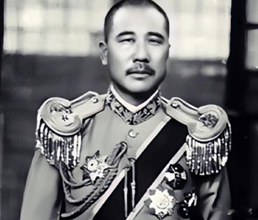 1916年，军阀张宗昌与小姨子私情败露，妻子一气之下，和一名瘸子通奸了。张宗昌为