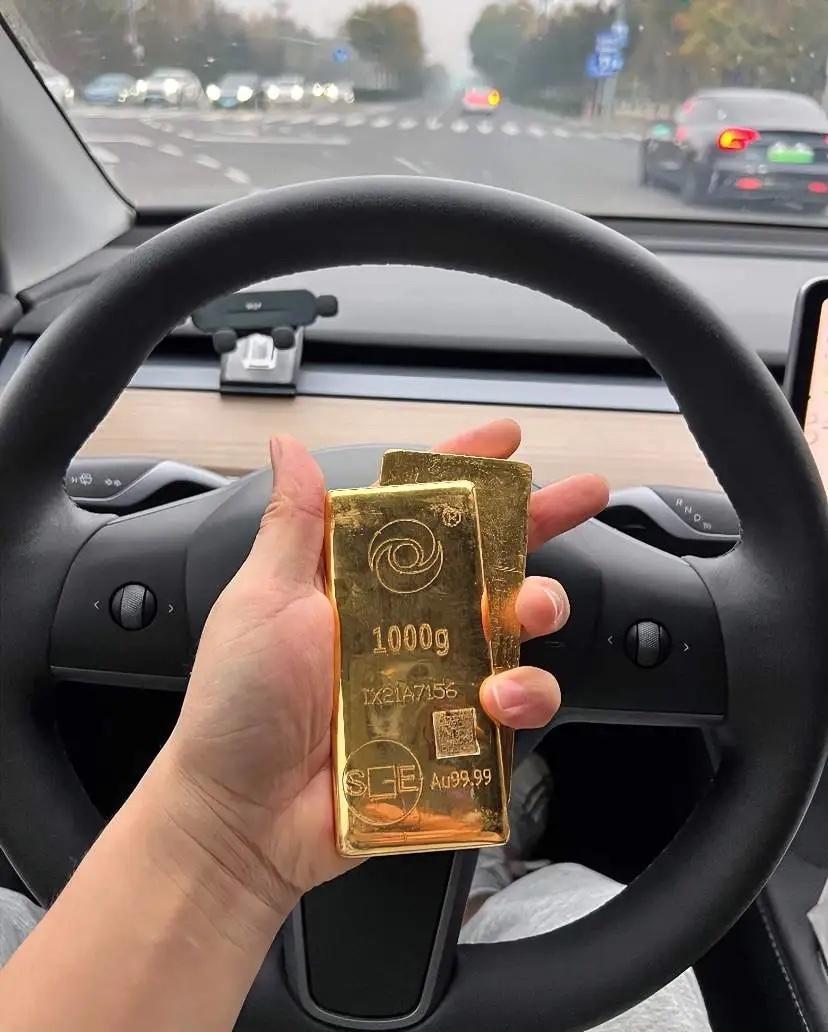 奉劝大家一句，
不要被现在的金价骗了！
要是你家里存着两百克以上的金饰金条，最近