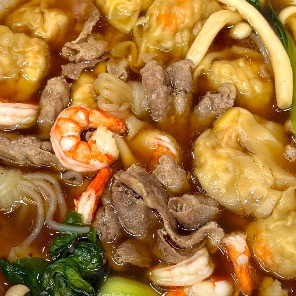 今天娃点名要吃关东煮🤣实在懒得开火做饭，直接冲便利店打包一大份满满一碗，鲜虾、