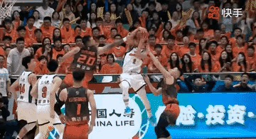 三秒夺命！这才是广东队本该有的样子！
徐杰抢下篮板，倒地将球送给崔永熙，崔永熙接