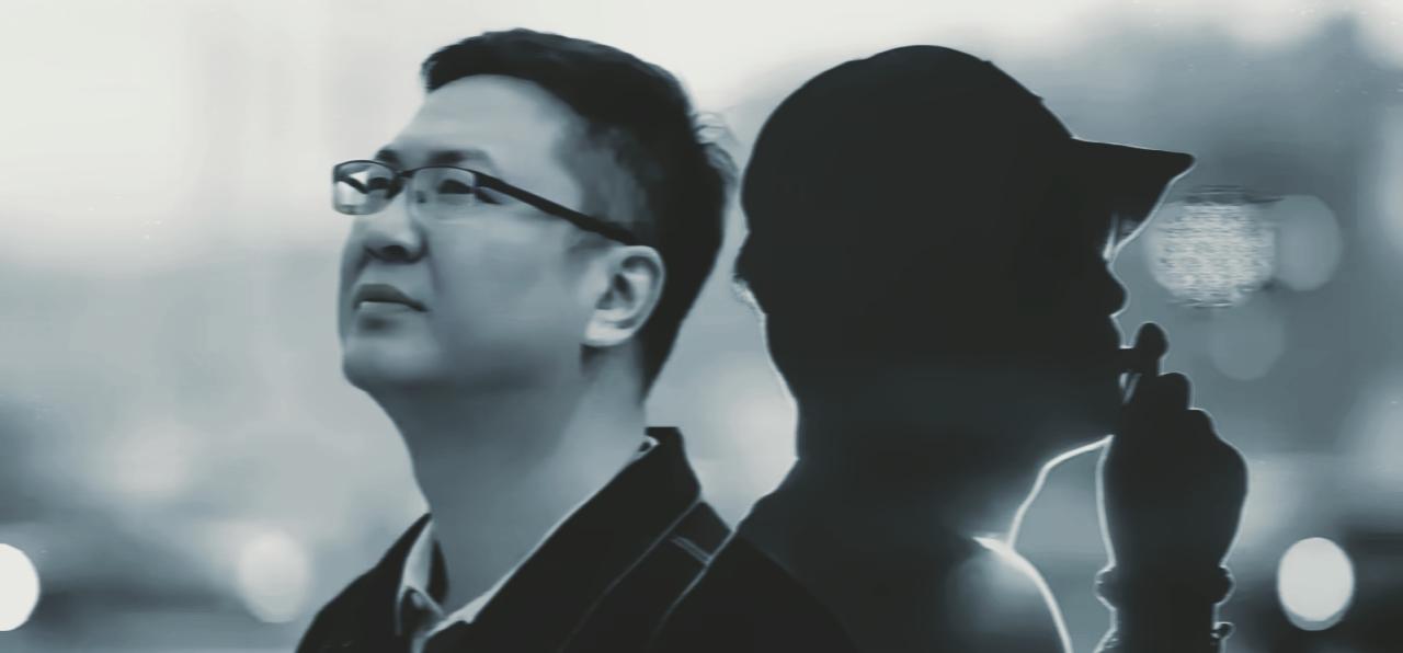 特地查了一下
跟踪梅姨案的记者魏华
原来他不仅跟踪过梅姨案，轰动一时的眼镜暴利事