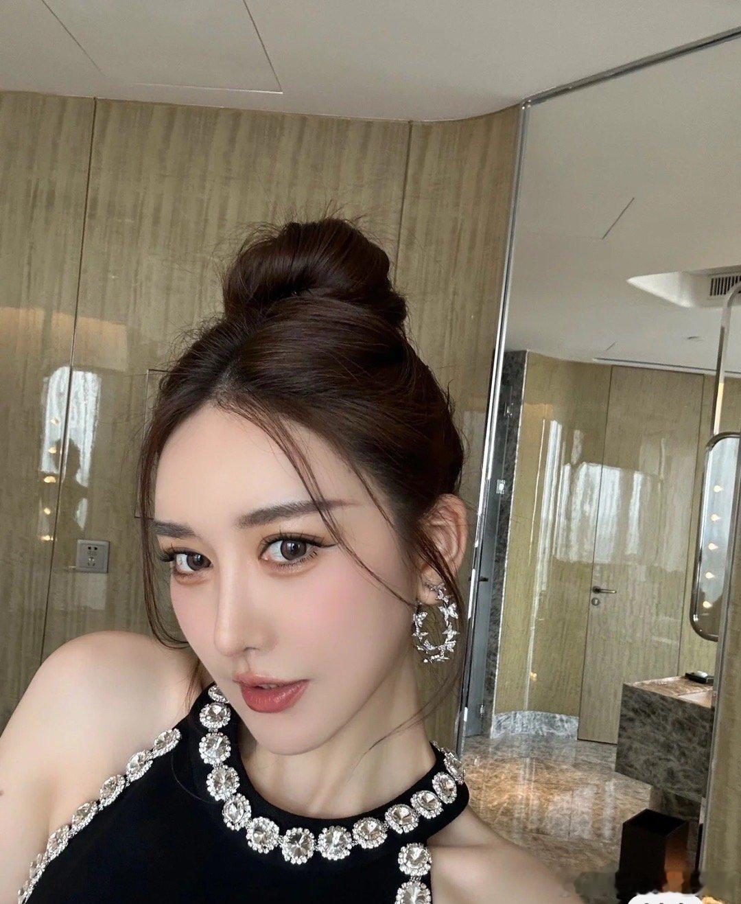 首发经济相关公司运营项目规模：中百集团：运营1700多家商超，胖东来三杰之一锦和