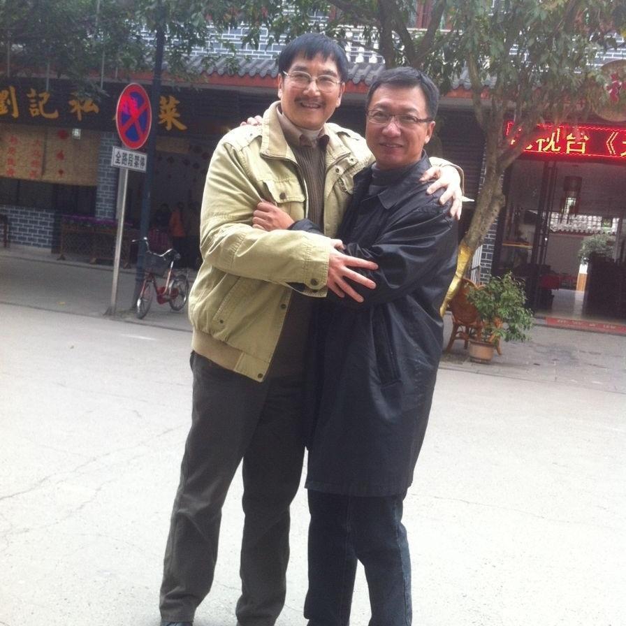 2012年，民国“大地主”刘文彩之孙刘小飞、周春富外孙孟令骞，在四川大邑县会面，