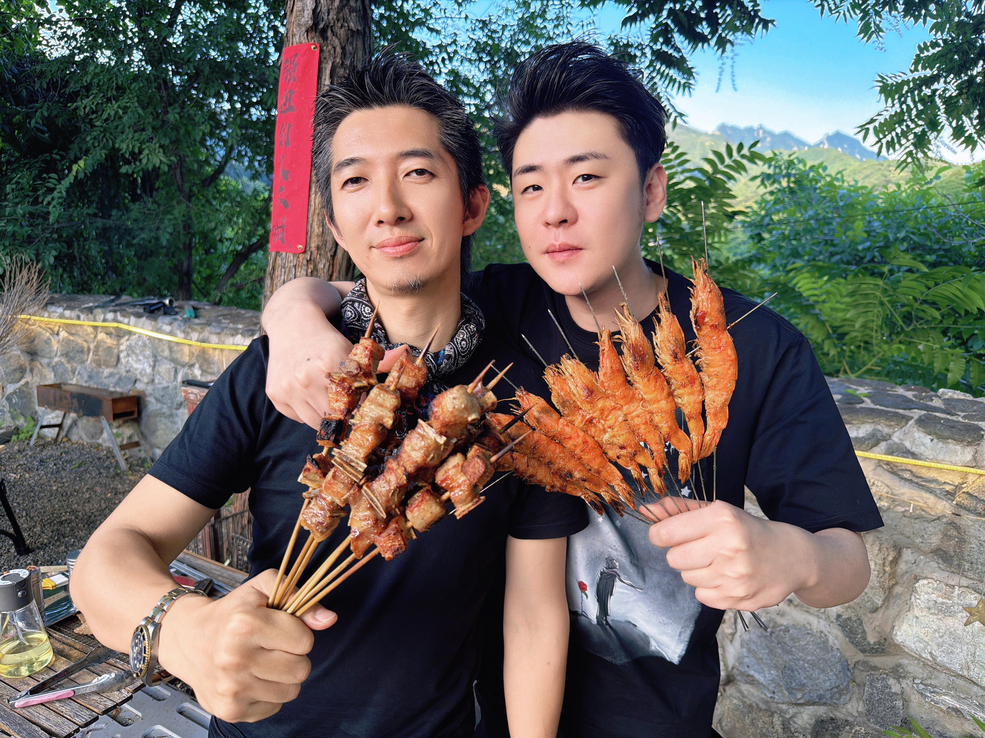 张云雷唱歌吃烤串。 