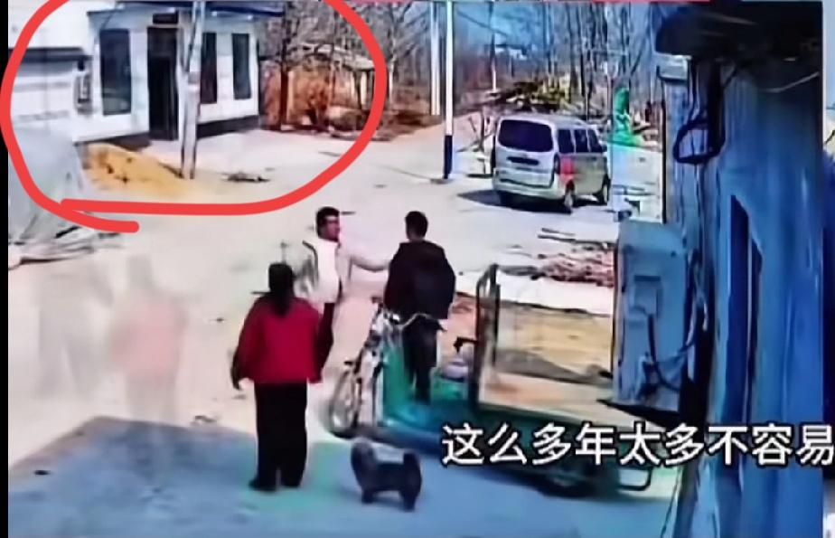 细心的网友发现，厉怀远在家里被打的视频拍摄地点，正是他新建的房子前面。他被打或许