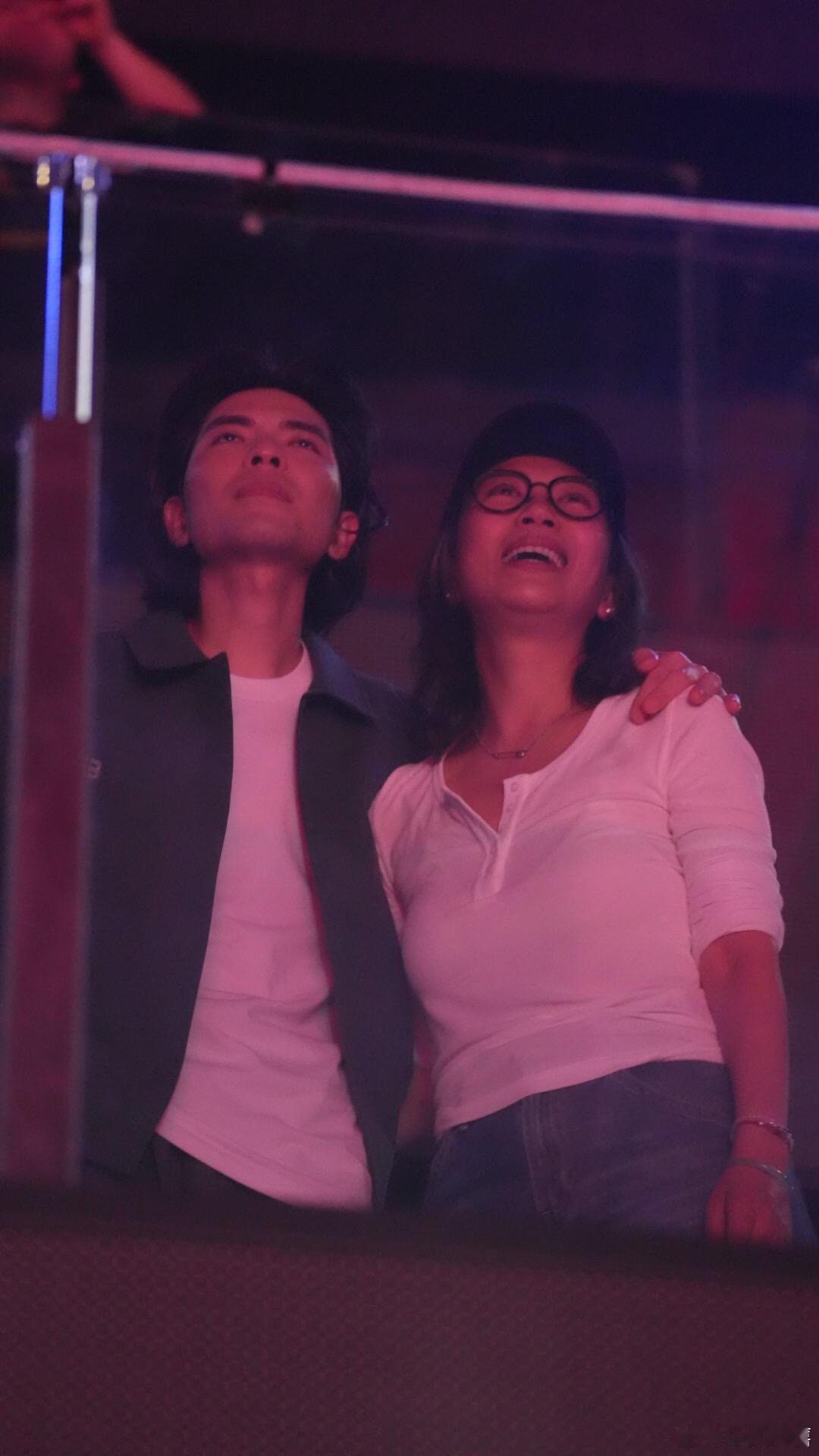 有网友在演唱会上看到了萧敬腾和林有慧，好恩爱好般配的一对 