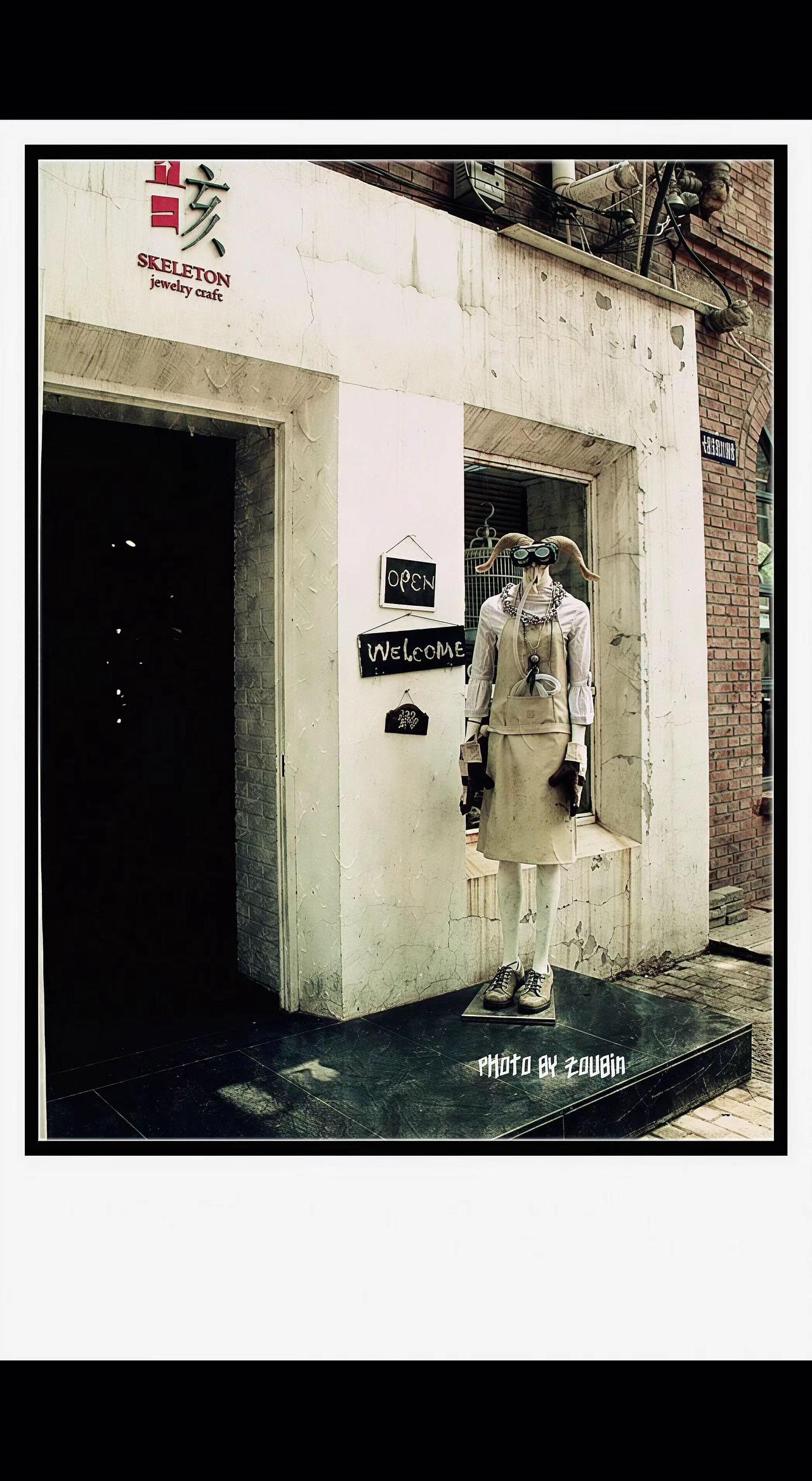 🕵️‍♀️门后藏着什么秘密？斑驳墙皮像时光的皱纹，模特站岗成沉默的诗📜。城市