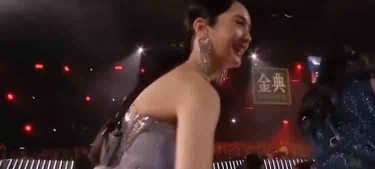 杨丞琳和李荣浩近日罕见地秀出了恩爱，两人穿着情侣装，杨丞琳甚至环抱着李荣浩，让人