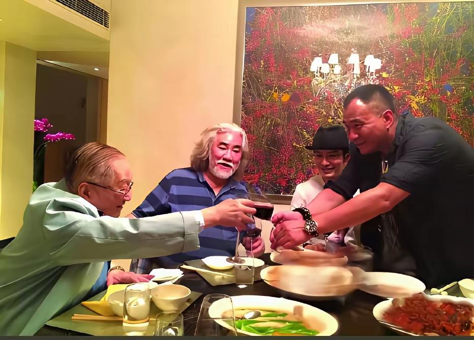 胡军和金庸老先生两个人交谈甚欢，开心畅饮。看得出来，胡军是打心眼里尊敬老先生，金