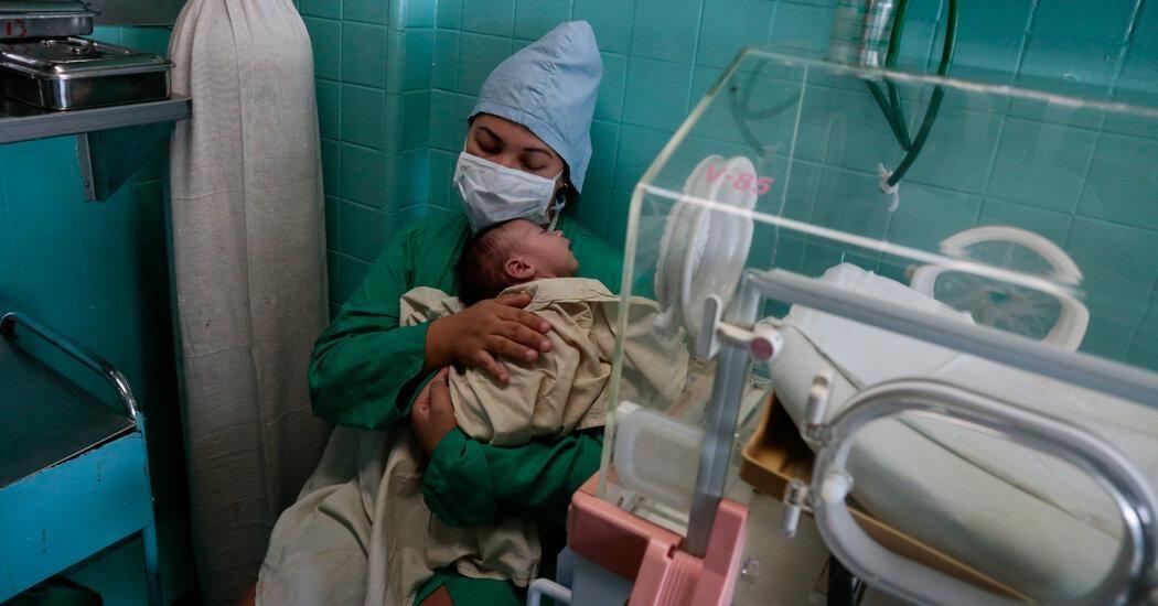 古巴停电危机中，有当地人指责政府，而美国医疗系统问题也被提及，但焦点常限于胎儿议