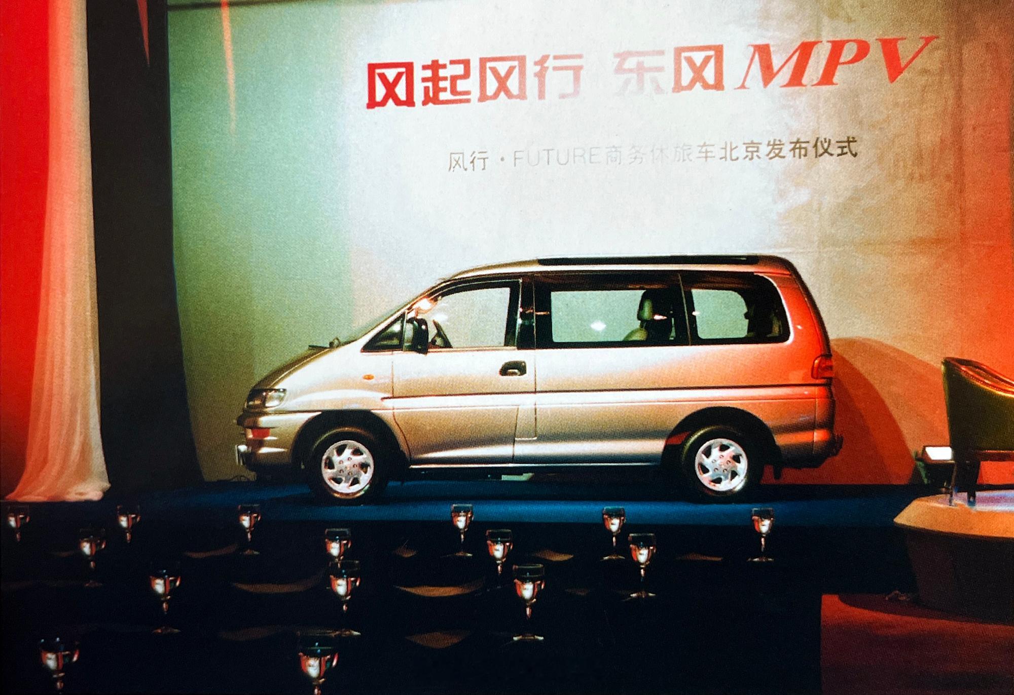 2001款东风风行，早期用了很大比例的L400得利卡原厂件，甚至连玻璃都有三菱标