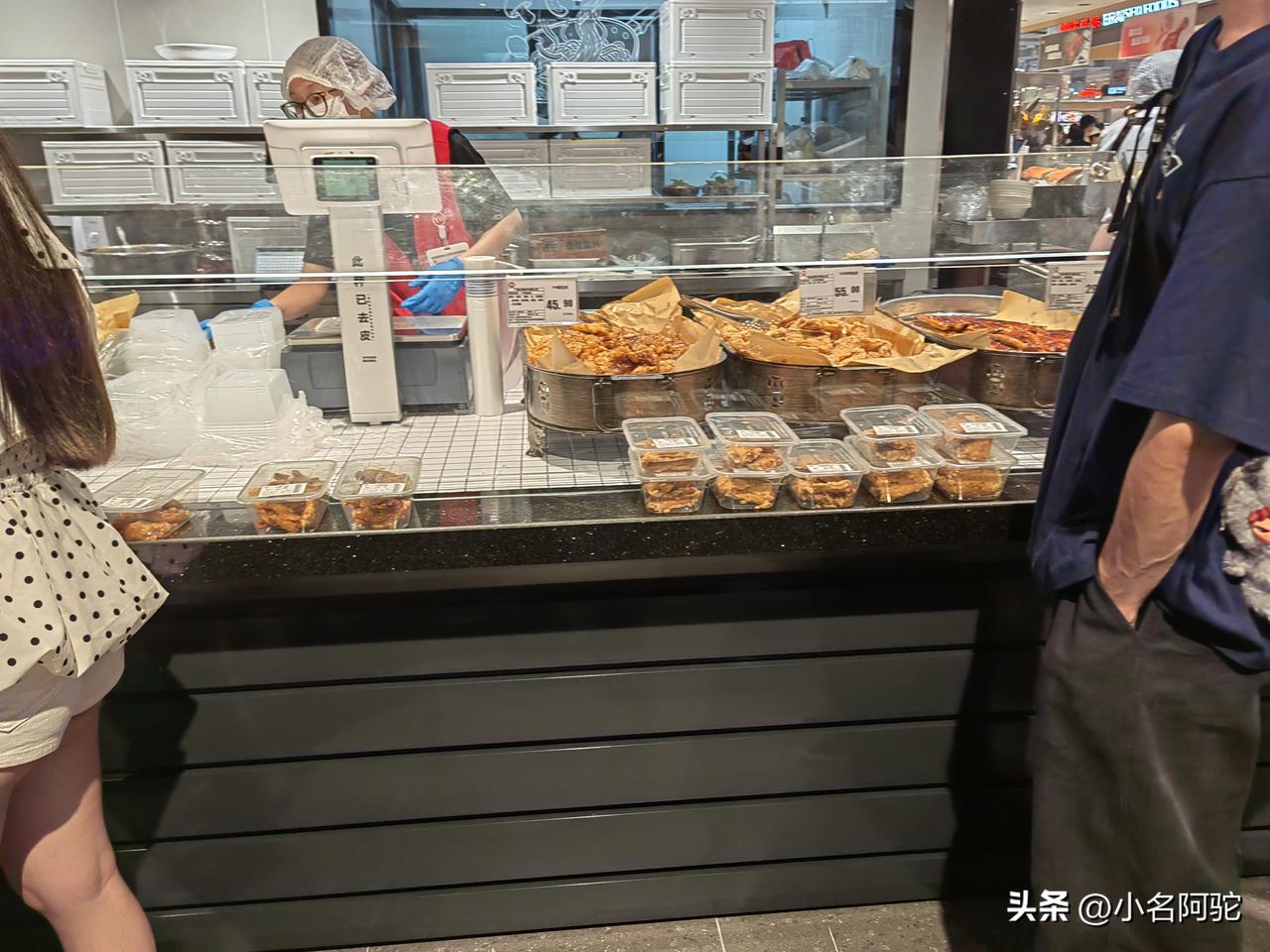 这么乱，我拿起来，不付钱就吃完了，谁也不知道吧，，，[偷笑]
食品就摆在边上，上