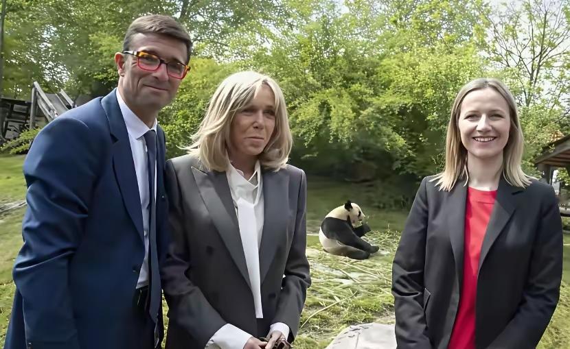 ​法国总统马克龙很会讨妻子的欢心。布丽吉特是他的妻子，也是他的老师，这时候他们已