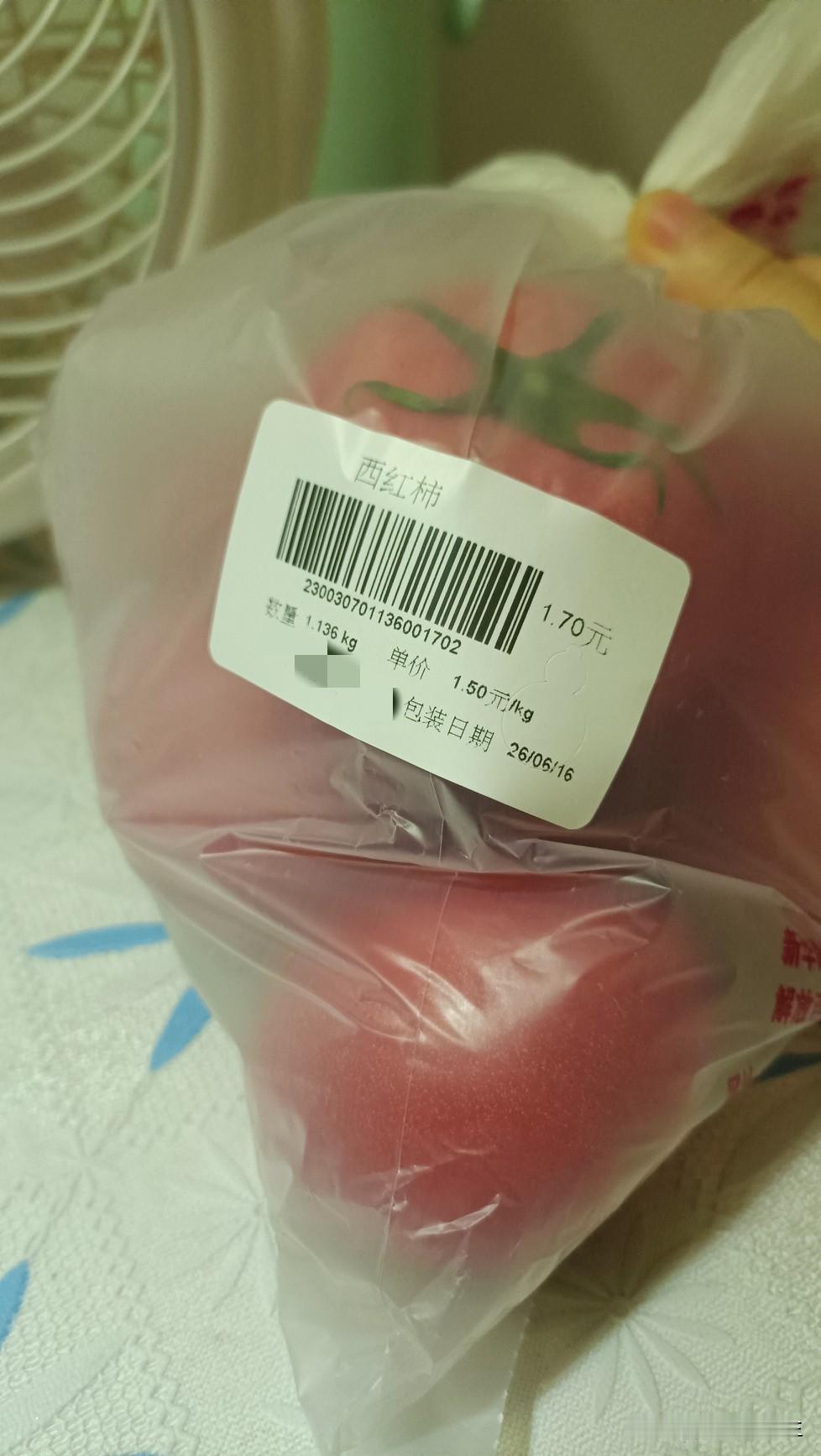 八点以后的超市，真能淘到便宜货
昨天晚上八点半去超市，蔬菜和主食区开始促销，叶菜
