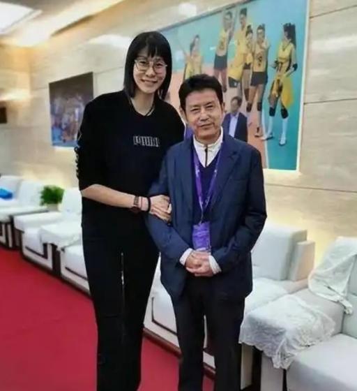 1992年，陈忠和的妻子因背包带勾住了火车，而被卷入不幸而亡。3年后，陈忠和想娶