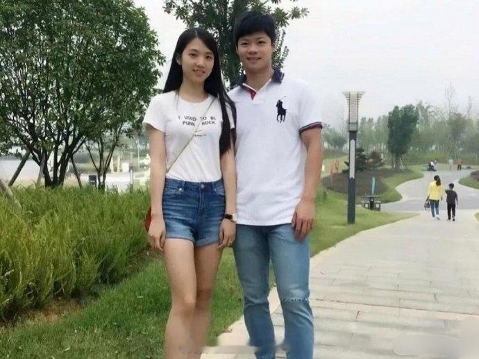 苏炳添与妻子年轻时照片，二人乃初中同学，初恋至今，属实可贵 