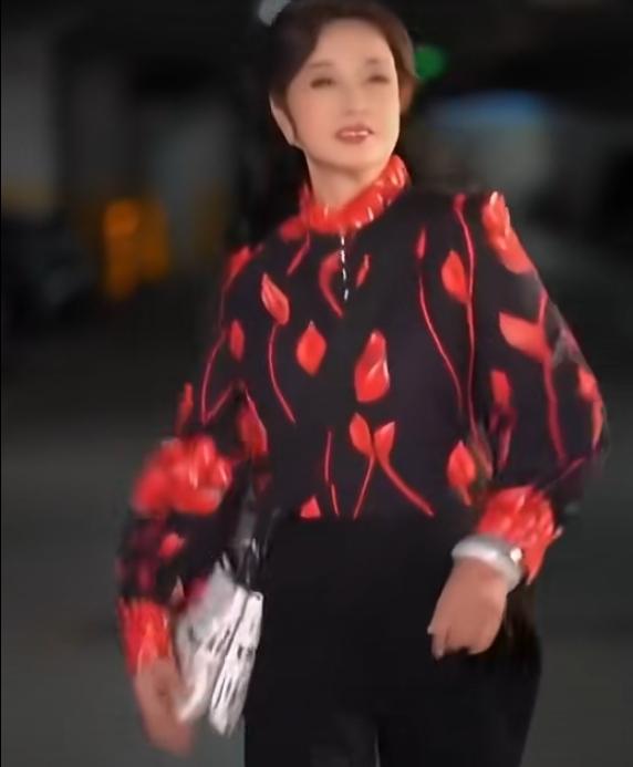 刘晓庆又被送上新闻了。七十三岁的刘晓庆，在大街上走猫步，看那一脸自在逍遥的样子，