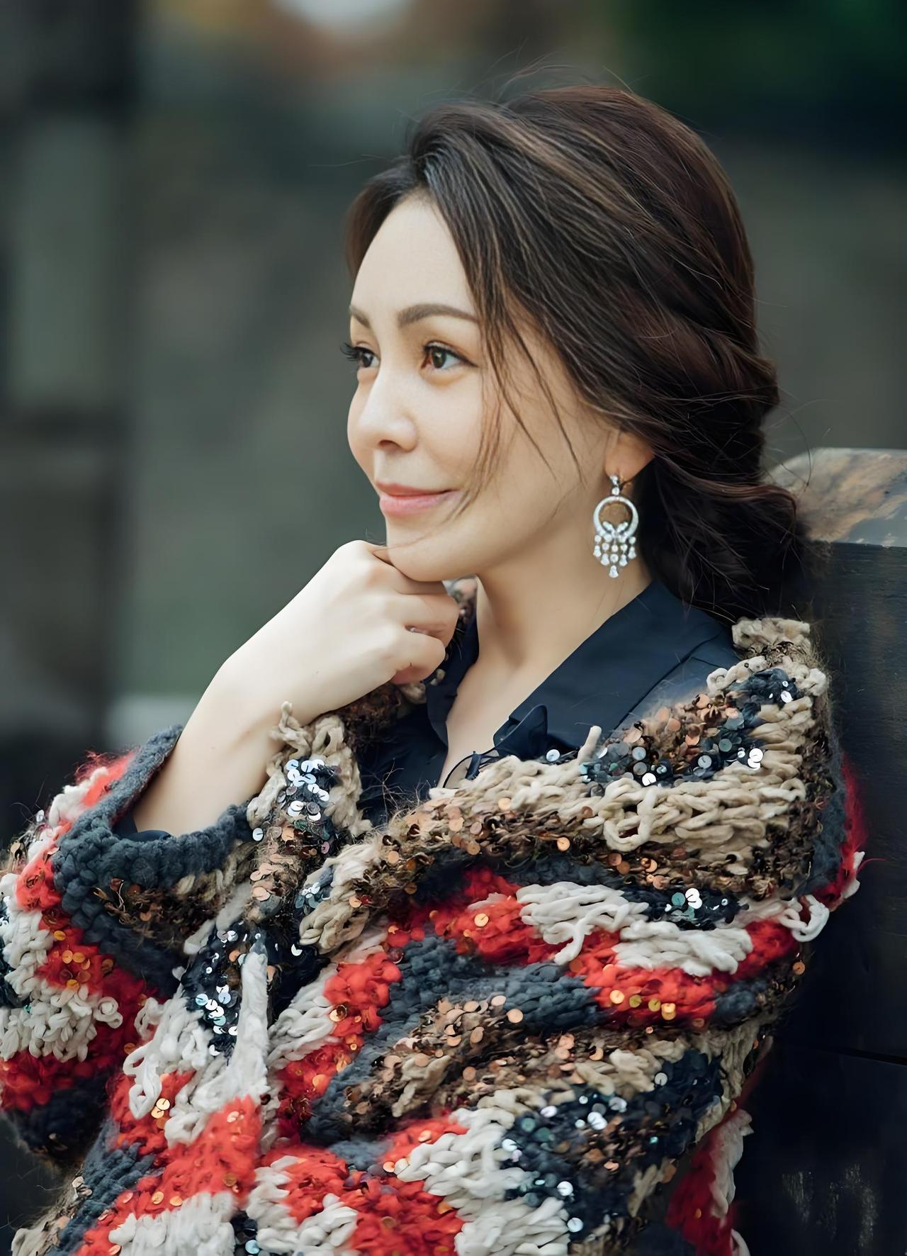 2025年，王子文在综艺中建议王琳：“你房子这么大，可以去把父母接回家住。”王琳