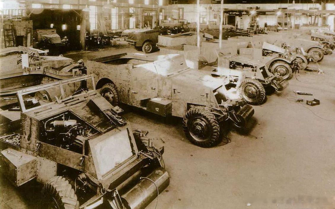美军M3A1装甲侦察车装配线。该车1941年批量生产，标准配置是M2型12.7m