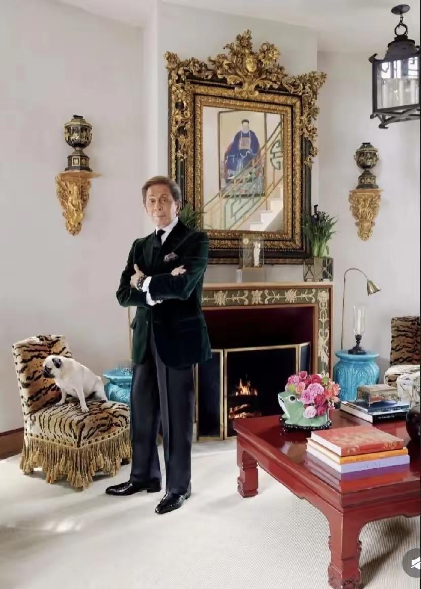 有钱人的怪癖！
看到华伦天奴创始人在巴黎城堡里供着清朝龙袍、摆满青花瓷的新闻，我