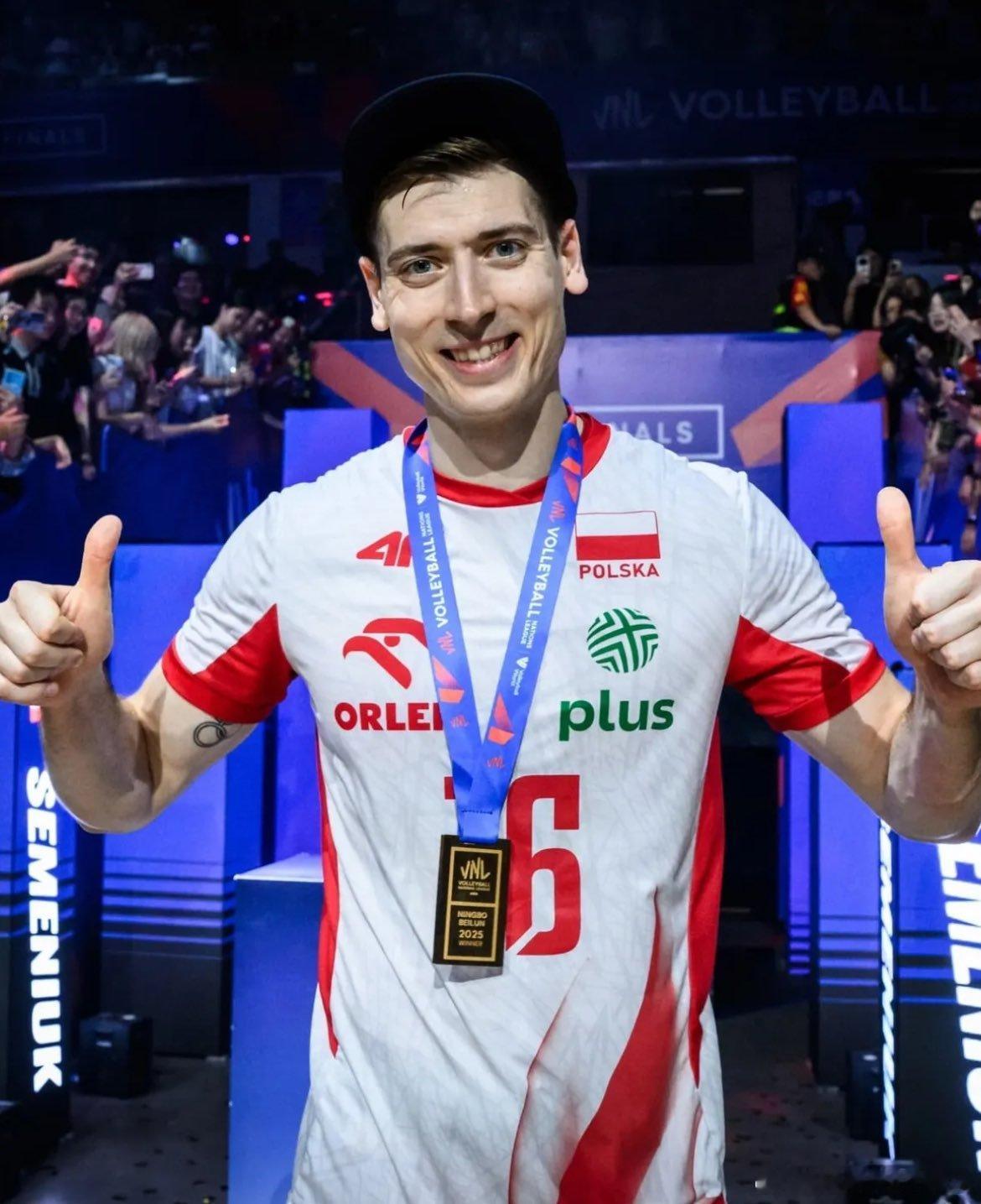 排球 🏐 🇵🇱波兰名将卡米尔.塞门纽克宣布，他将拍卖自己的 VNL 金牌，