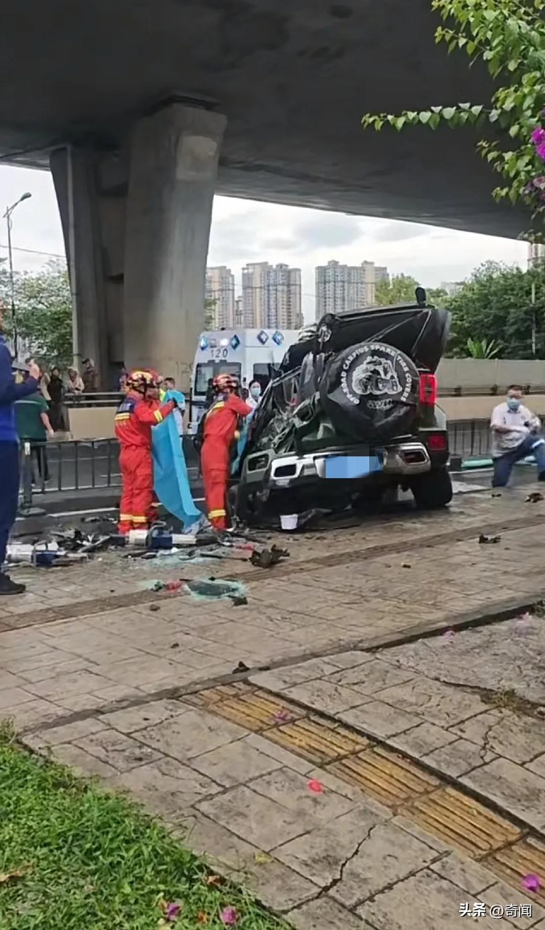 事发成都，一越野车从高架桥上冲出道路坠落桥下，车辆顶部落地，众人将车翻转过来，司