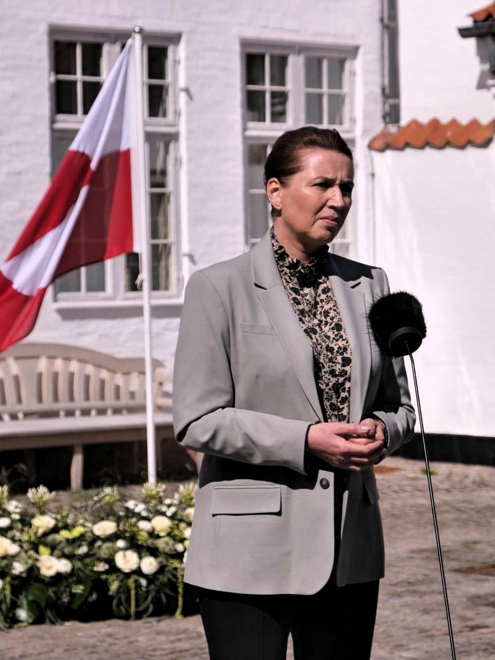 丹麦女首相最近有点反常，对着东方大国又是一通狠话。大家别以为这真是多大仇恨，其实