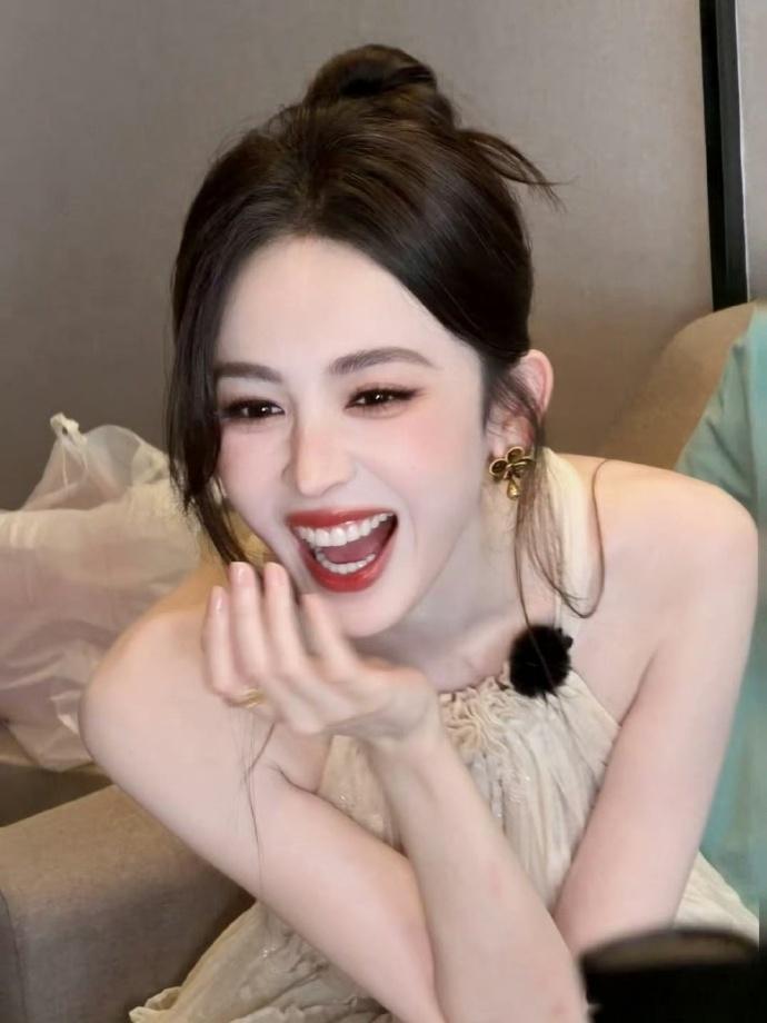 娜扎尬到一分钟八百个假动作看着这画面真的是相当的有趣了，娜扎这样可爱的一面真的是