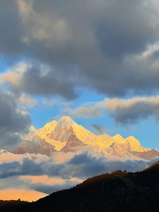 10月13号，梅里雪山日照金山🫨